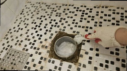 마포구 누수탐지 수도계량기 별침과 잠금 밸브를 확인하는 모습