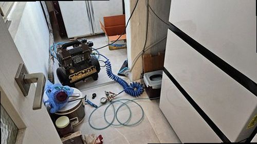 안성 누수탐지 안방 벽지 변색과 벽체 수분 상태를 확인하는 현장