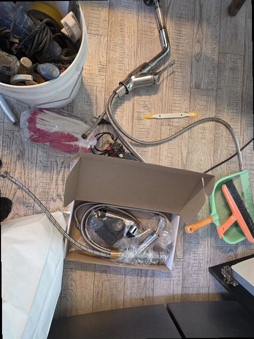 안성 누수탐지 천장 누수 흔적과 수분 측정기를 확인하는 현장