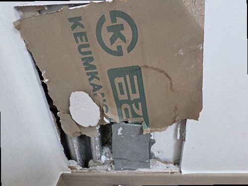 안성 누수탐지 천장 모서리에 번진 누수 흔적과 벽지 변색