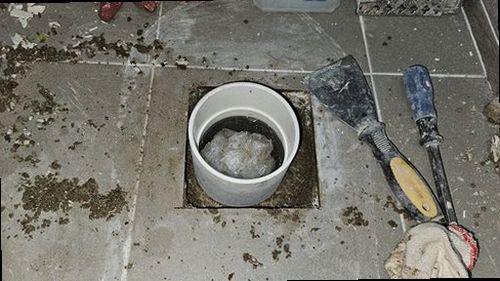 안성 누수탐지 수도계량기와 건물 내부 배관 구조를 설명하는 누수 점검 이미지