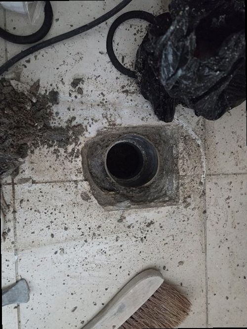 안성 누수탐지 싱크대 하부장과 주변 바닥의 누수 흔적을 확인하는 모습