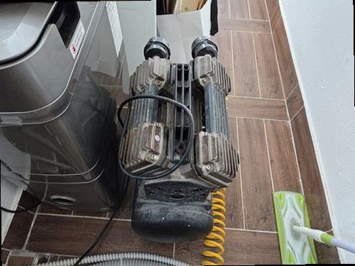 안성 누수탐지 열화상 카메라와 청음탐지기를 활용해 배관 위치를 분석하는 모습