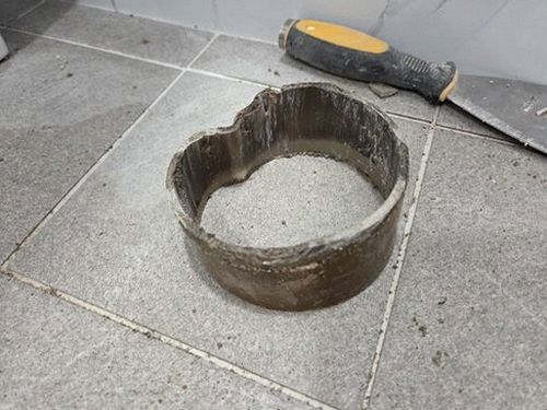 병점구 누수탐지 수도계량기 별침과 실내 누수 흔적을 확인하는 모습