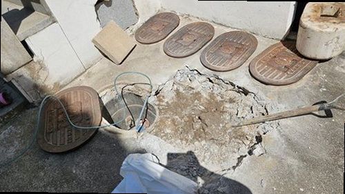 병점구 누수탐지 수도계량기 별침과 보일러 압력 게이지를 확인하는 모습