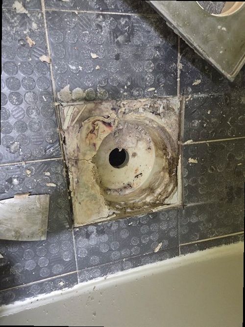 병점구 누수탐지 천장에 번진 물자국과 수분 측정기를 확인하는 현장
