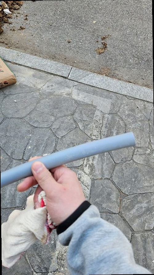 분당구 누수탐지 뒷베란다 바닥과 천장 누수 흔적을 확인하는 현장 점검