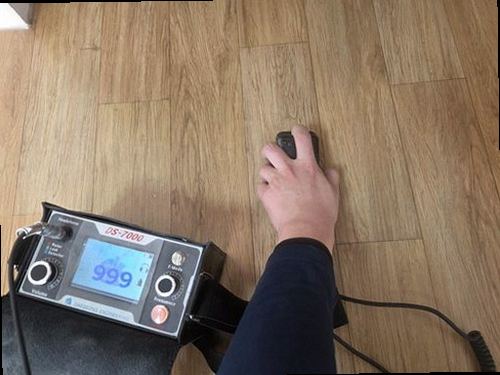 분당구 누수탐지 수도계량기 별침과 실내 누수 흔적을 확인하는 모습