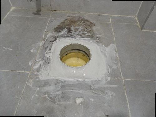 만안구 누수탐지 수도계량기 별침과 욕실 천장 누수 흔적을 확인하는 모습