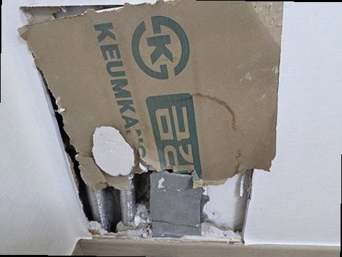동탄구 누수탐지 욕실 천장 누수 흔적과 배관 구조를 확인하는 모습