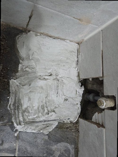 동탄구 누수탐지 수도계량기 별침과 벽면 누수 흔적을 비교하는 점검 모습