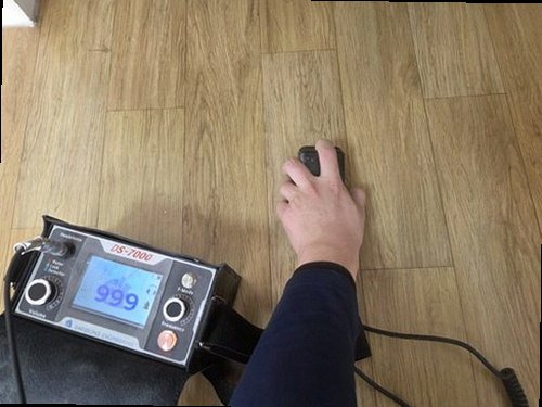 동탄구 누수탐지 거실 천장 물자국과 벽지 들뜸을 확인하는 모습