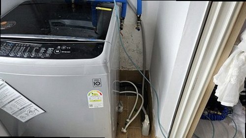 동작구 누수탐지 베란다 천장 물자국과 창틀 주변 누수 흔적을 확인하는 현장