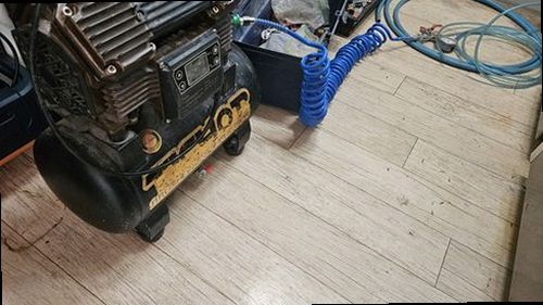 팔달구 누수탐지 누수 피해가 발생한 벽면과 바닥을 확인하는 모습