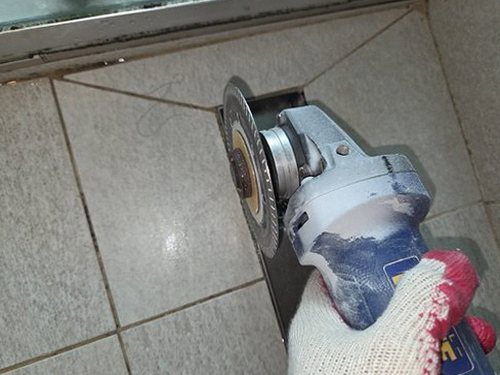송파구 누수탐지 천장 얼룩과 벽지 들뜸이 나타난 아파트 욕실 주변 점검 장면
