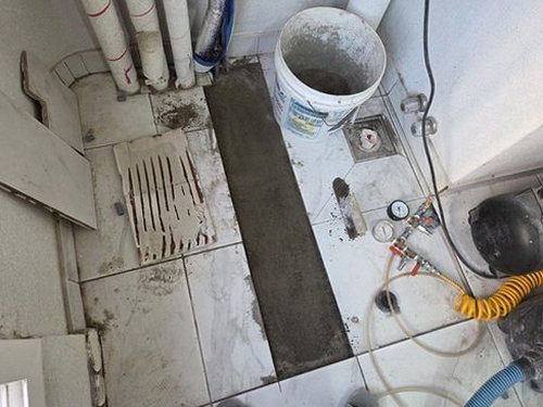 송파구 누수탐지 청음 탐지기로 바닥과 벽면 누수음을 비교하는 작업 장면