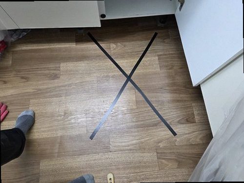 천안시 서북구 누수탐지 천장 얼룩과 누수 원인을 비교하는 점검 모습