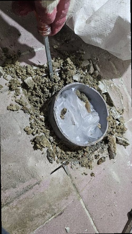 천안시 서북구 누수탐지 천장 누수 흔적과 배관 점검 위치를 비교한 안내 이미지