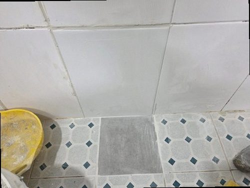 천안시 서북구 누수탐지 노후 실란트 제거 후 창틀 하부 접점을 보수하는 모습