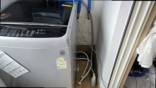 중원구 누수탐지 베란다 벽면의 물자국과 창틀 주변 결로 상태 확인 모습