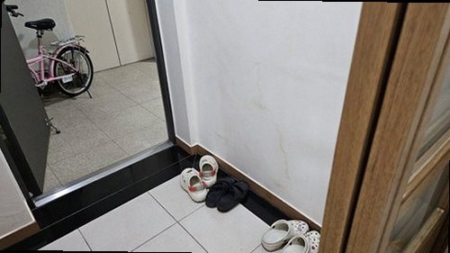 중랑구 누수탐지 누수 위치를 찾기 위해 배관 경로와 압력 게이지를 확인하는 장면
