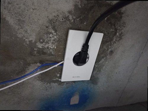 중랑구 누수탐지 장판 아래 배관과 방수층을 점검하는 장면