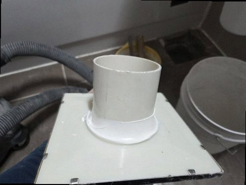 중랑구 누수탐지 베란다 천장 물자국과 배관 주변 누수 흔적 점검 모습