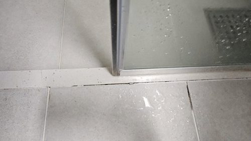 하계동 누수탐지 청음 탐지기를 벽면에 대고 위치를 확인하는 작업 장면
