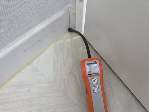 포천 누수탐지 벽면 결로 흔적과 온도 측정 장면