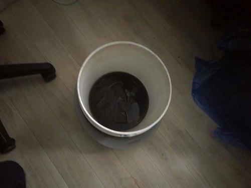 포천 누수탐지 거실 천장 얼룩과 주변 벽면의 수분 흔적을 확인하는 모습