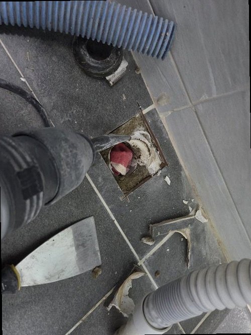 포천 누수탐지 수도계량기 별침과 잠금 밸브를 확인하는 모습