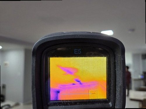 용산구 누수탐지 수도계량기 별침과 잠금 밸브를 확인하는 모습