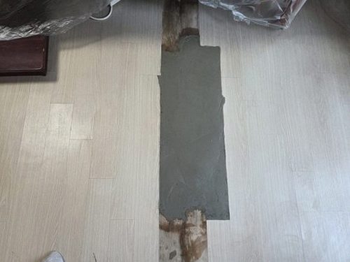 용산구 누수탐지 거실 벽면 얼룩 처치 전후 비교 장면