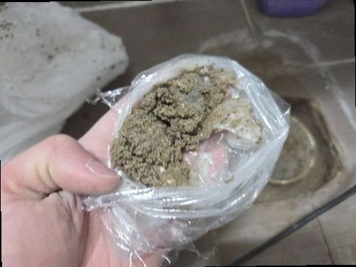 원미구 누수탐지 베란다 천장과 벽면에 나타난 누수 흔적을 확인하는 모습