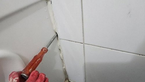 일산동구 누수탐지 배관 점검과 누수 탐지 장비를 사용하는 장면