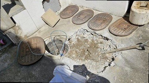 일산동구 누수탐지 수도계량기 별침과 바닥 수분 흔적을 확인하는 현장