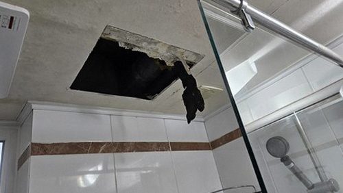 파주 누수탐지 천장과 벽지 얼룩 부위를 점검하는 모습