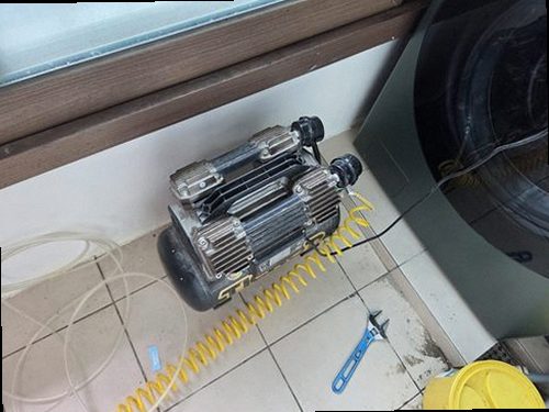 파주 누수탐지 현관 천장에 발생한 누수 얼룩과 도장 들뜸