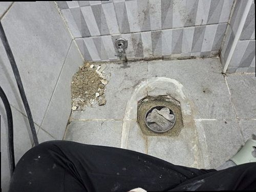 파주 누수탐지 누수 피해 현장의 천장 얼룩과 벽면 수분 흔적