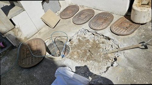 파주 누수탐지 수도계량기 별침과 보일러 배관을 확인하는 모습