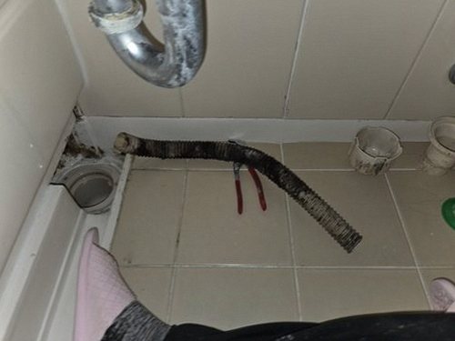 기흥구 누수탐지 누수 흔적의 위치와 발생 시점을 기록하는 점검 장면