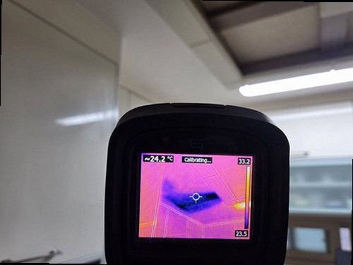 기흥구 누수탐지 싱크대 배수관 연결부와 벽체 관통 부위를 점검하는 모습