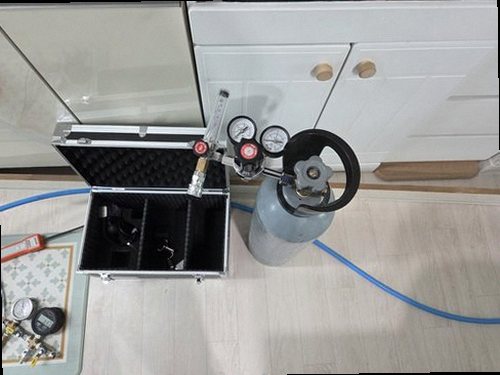 가평 누수탐지 열화상 카메라와 청음 장비를 이용해 바닥 누수를 확인하는 모습