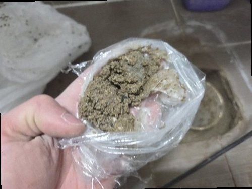 가평 누수탐지 거실 천장 모서리에 번진 누수 흔적과 현장 보양 작업
