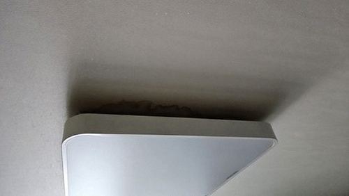 일산서구 누수탐지 안방 천장에 번진 누수 흔적과 벽지 상태를 확인하는 모습