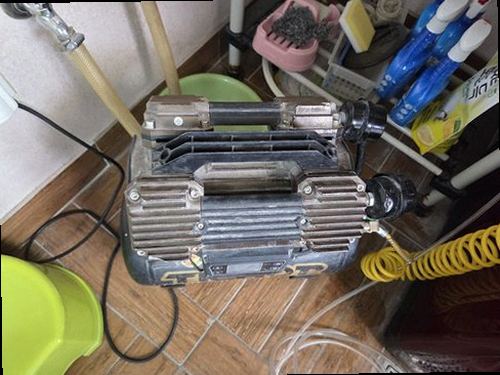 일산서구 누수탐지 수도계량기 별침과 천장 누수 흔적을 비교하는 점검 장면