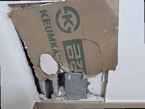 군포 누수탐지 보일러 주변 배관과 천장 누수 피해를 비교한 현장 점검 이미지
