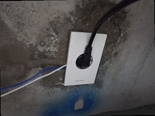 소사구 누수탐지 욕실 바닥과 배수구 주변의 누수 흔적을 살펴보는 점검 장면