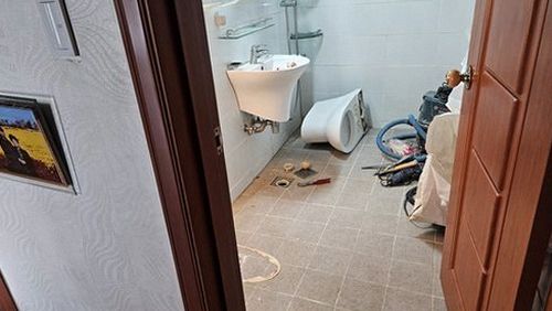 소사구 누수탐지 거실 천장 물자국과 물방울 발생 위치를 확인하는 점검 장면