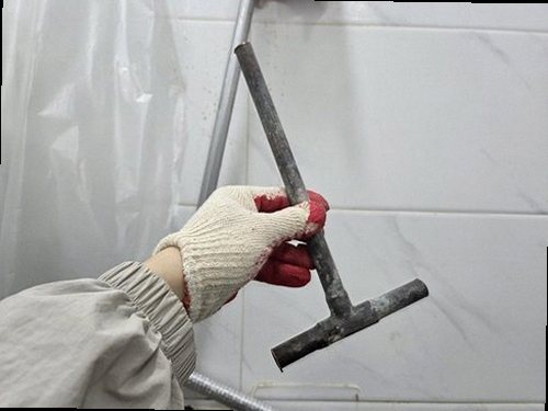 장안구 누수탐지 싱크대 하부장 내부의 급수 호스와 배수트랩을 점검하는 모습